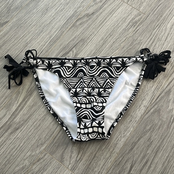 Black and White Patterned Bikini - Picture 6 of 10